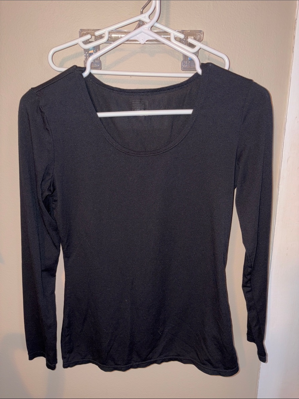Women's Black Scoop Neck Long Sleeve Tee